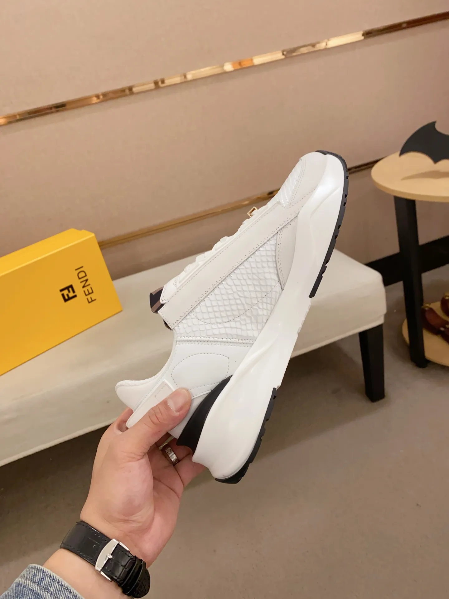 Men's shoes💰: 540💰(Higher version) [Fendi] Fendi's latest casual shoes for men! Available at counters simultaneously! A one-to-one replica of the original. Made entirely of imported top-grain calfskin, the interior is made of top-grain water-dyed cowhide, and the original factory-supplied rubber outsole. Leading new fashion concepts. Matching code: 38-44. 45 can be customized and non-returnable!